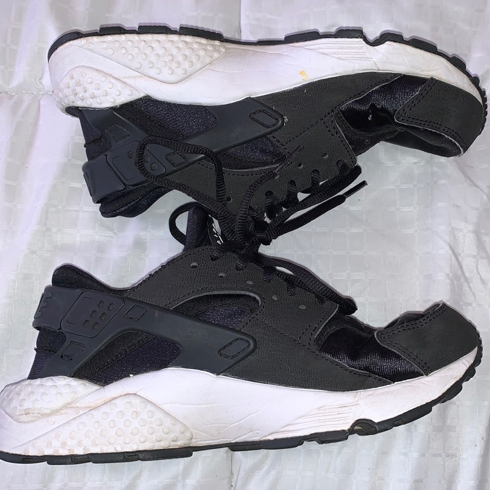 Black and white huaraches